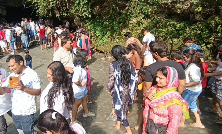 गढ़ी कैंट स्थित गुचुपानी में पर्यटकों का लगा जमावड़ा, ठंडे पानी से मिटा रहे थकान