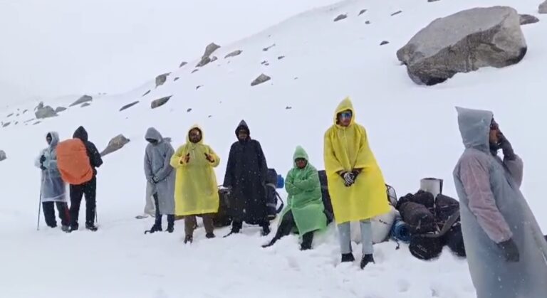 आजकल चमोली जिले के उच्च हिमालयी ट्रैक रूट भी साहसिक पर्यटन प्रेमियों से गुलजार आजकल चमोली जिले के उच्च हिमालयी ट्रैक रूट भी साहसिक पर्यटन प्रेमियों से गुलजार