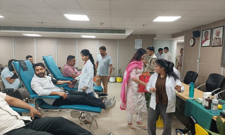 रक्तदान शिविर में किया गया 40 यूनिट रक्त संग्रहित, एक यूनिट रक्त से बच सकती हैं 3 जिंदगियां रक्तदान शिविर में किया गया 40 यूनिट रक्त संग्रहित, एक यूनिट रक्त से बच सकती हैं 3 जिंदगियां