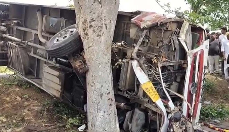 खेत में पलटी निजी बस, दो महिलाओं समेत 3 यात्रियों की मौत