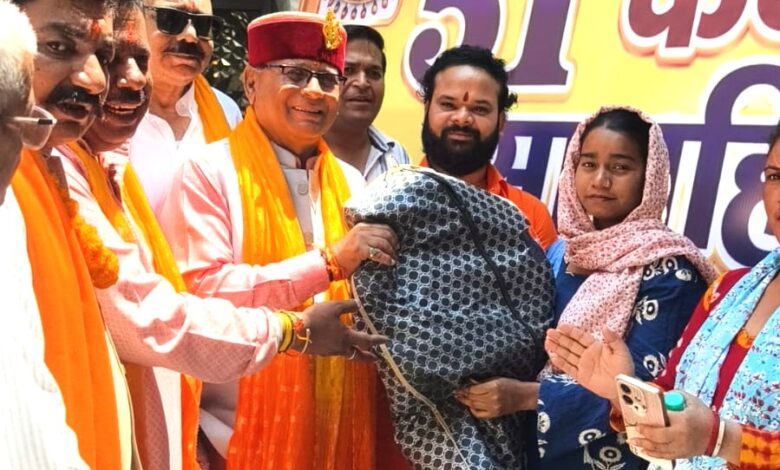 51 कन्याओं का सामूहिक विवाह : कैबिनेट मंत्री खजान दास ने अपने जन्म दिवस पर प्रत्येक दूल्हे को सूट, पेंट कोट टाई पगड़ी आदि भेंट की