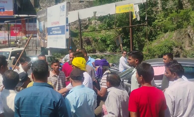 कर्णप्रयाग में श्रद्धालुओं ने तलवार से किया हमला, कई स्थानीय लोग घायल, बदरीनाथ हाईवे किया जाम