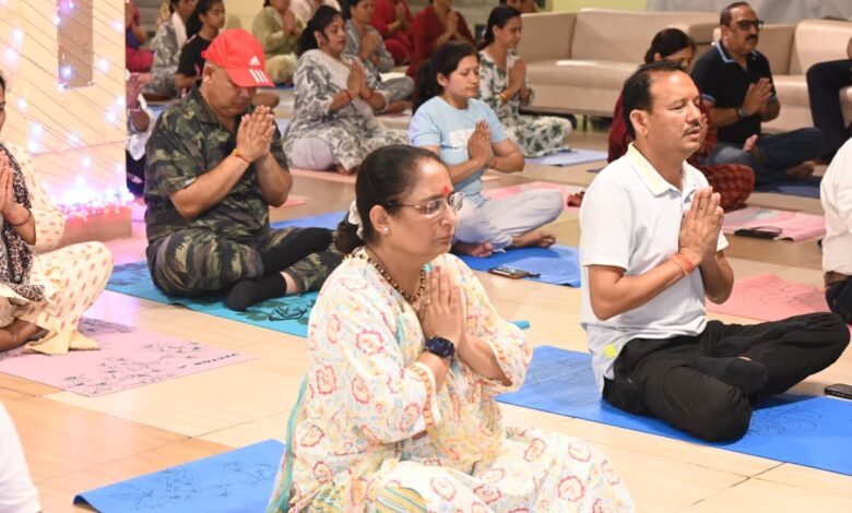 विधानसभा अध्यक्ष ऋतु खण्डूडी भूषण ने क्षेत्रवासियों के साथ किया योगाभ्यास