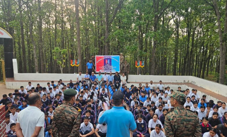 एन.सी.सी प्रशिक्षुओं ने पैदल मार्ग से खलंगा वॉर मेमरियल पहुंचकर अवलोकन किया एन.सी.सी प्रशिक्षुओं ने पैदल मार्ग से खलंगा वॉर मेमरियल पहुंचकर अवलोकन किया