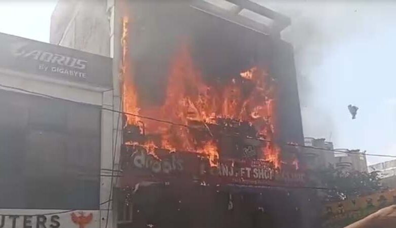 लखनऊ : इमारत में भीषण आग लगने से अब तक 15 लोगों की मौत लखनऊ : इमारत में भीषण आग लगने से अब तक 15 लोगों की मौत