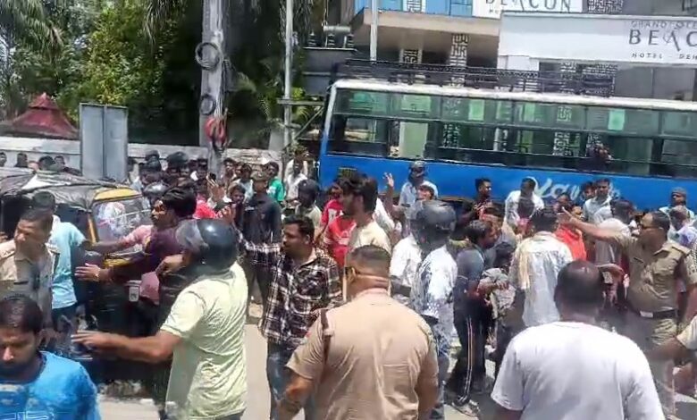 बस चालक को पड़ा दौरा, 5 लोगों को रौंदा, एक की मौत बस चालक को पड़ा दौरा, 5 लोगों को रौंदा, एक की मौत