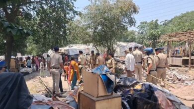 अतिक्रमण हटाते समय टीम के ऊपर गिरी झोपड़ी, कब्जा मुक्त हुई रेलवे की 10 बीघा जमीन