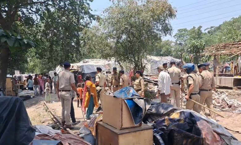 अतिक्रमण हटाते समय टीम के ऊपर गिरी झोपड़ी, कब्जा मुक्त हुई रेलवे की 10 बीघा जमीन अतिक्रमण हटाते समय टीम के ऊपर गिरी झोपड़ी, कब्जा मुक्त हुई रेलवे की 10 बीघा जमीन