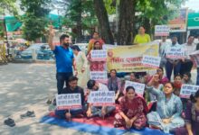 नर्सिंग भर्ती में दोहरी नीति पर भड़के अभ्यर्थी, स्पष्ट नियमावली बनाकर छूटे हुए नर्सिंग युवाओं को न्याय देने की मांग नर्सिंग भर्ती में दोहरी नीति पर भड़के अभ्यर्थी, स्पष्ट नियमावली बनाकर छूटे हुए नर्सिंग युवाओं को न्याय देने की मांग