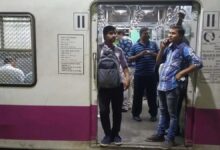 मुंबई की लोकल ट्रेन में 22 वर्षीय युवक को मारा चाकू, मौत