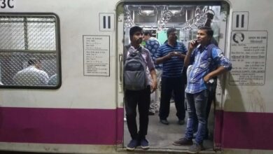 मुंबई की लोकल ट्रेन में 22 वर्षीय युवक को मारा चाकू, मौत