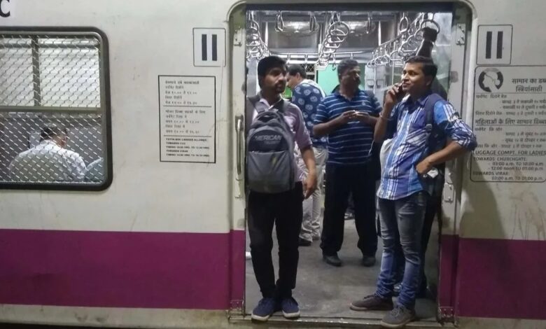 मुंबई की लोकल ट्रेन में 22 वर्षीय युवक को मारा चाकू, मौत