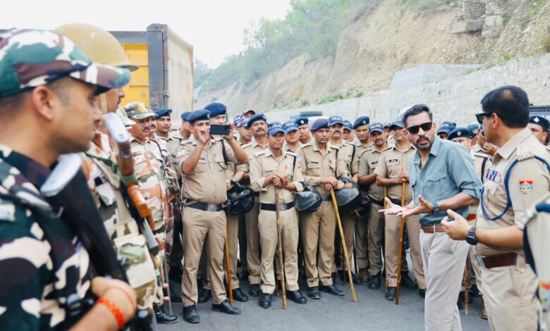 पांवटा साहिब सीमा पर स्थिति सामान्य, प्रशासन और निहंग समुदाय के बीच सकारात्मक वार्ता जारी पांवटा साहिब सीमा पर स्थिति सामान्य, प्रशासन और निहंग समुदाय के बीच सकारात्मक वार्ता जारी
