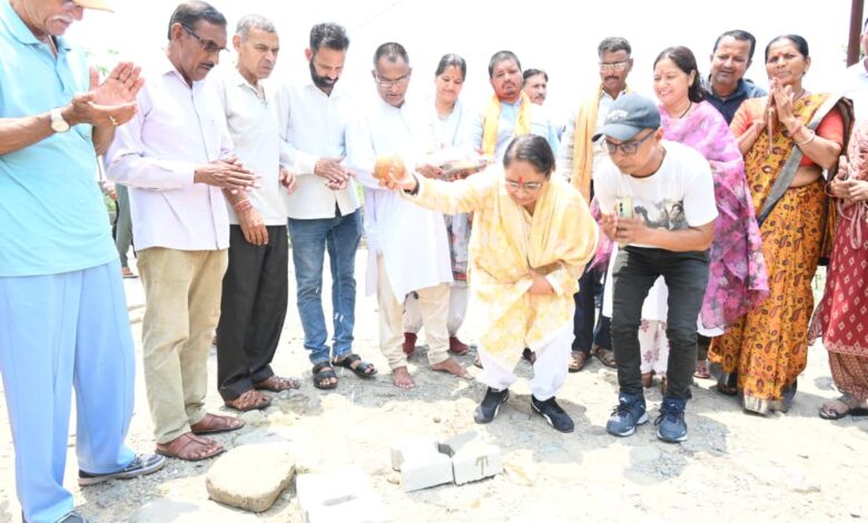 20 वर्षों की प्रतीक्षा हुई समाप्त, वार्ड नं० 35 त्रिलोकपुर के ग्राम रामदयालपुर में इंटरलॉकिंग टाइल्स मार्ग का लोकार्पण