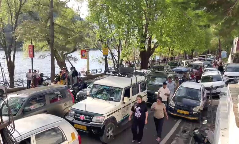 सरोवर नगरी में उमड़ा पर्यटकों का सैलाब