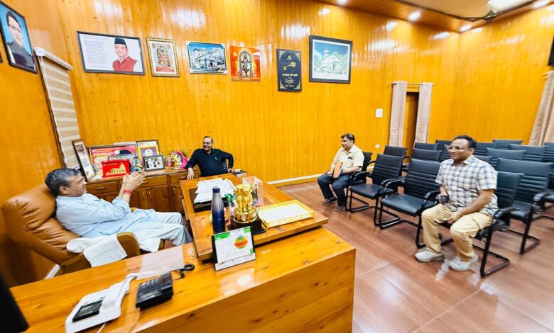 आगामी वर्षा ऋतु की तैयारियों को लेकर महापौर सौरभ थपलियाल ने ली नगर निगम अधिकारियों की समीक्षा बैठक, विभिन्न जनहित के विषयों पर चर्चा 