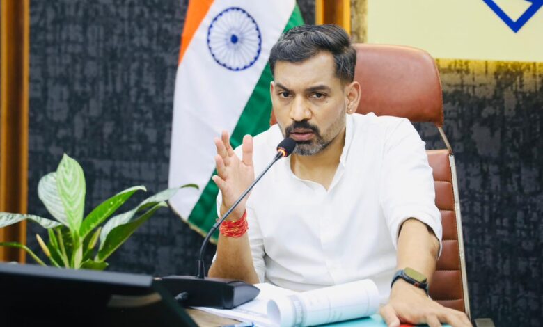 जन आकांक्षाओं से जुड़ी हैं मुख्यमंत्री घोषणाएं, युद्धस्तर पर पूरा करें कार्य:डीएम जन आकांक्षाओं से जुड़ी हैं मुख्यमंत्री घोषणाएं, युद्धस्तर पर पूरा करें कार्य:डीएम