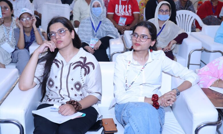 लोक संवर्धन पर्व के तीसरे दिन भी भारत की समृद्ध शिल्पकला ने खींची भीड़ लोक संवर्धन पर्व के तीसरे दिन भी भारत की समृद्ध शिल्पकला ने खींची भीड़
