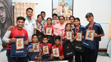 तीरंदाजी में उत्कृष्ट प्रदर्शन करने वाले खिलाड़ियों को विधानसभा अध्यक्ष ने किया सम्मानित तीरंदाजी में उत्कृष्ट प्रदर्शन करने वाले खिलाड़ियों को विधानसभा अध्यक्ष ने किया सम्मानित