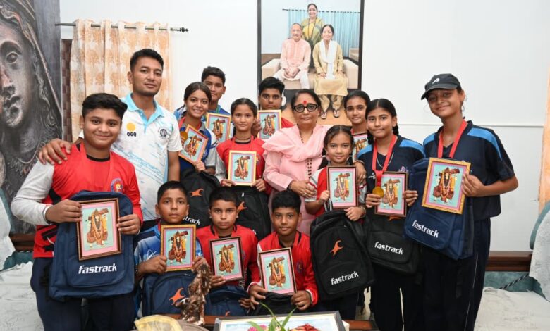 तीरंदाजी में उत्कृष्ट प्रदर्शन करने वाले खिलाड़ियों को विधानसभा अध्यक्ष ने किया सम्मानित तीरंदाजी में उत्कृष्ट प्रदर्शन करने वाले खिलाड़ियों को विधानसभा अध्यक्ष ने किया सम्मानित