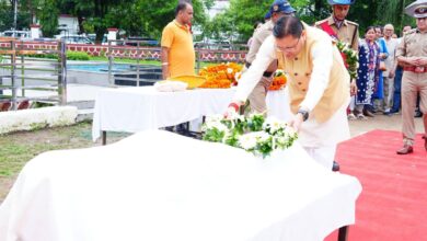 सीएम ने स्व. मनोज मनराल को अर्पित की श्रद्धांजलि सीएम ने स्व. मनोज मनराल को अर्पित की श्रद्धांजलि