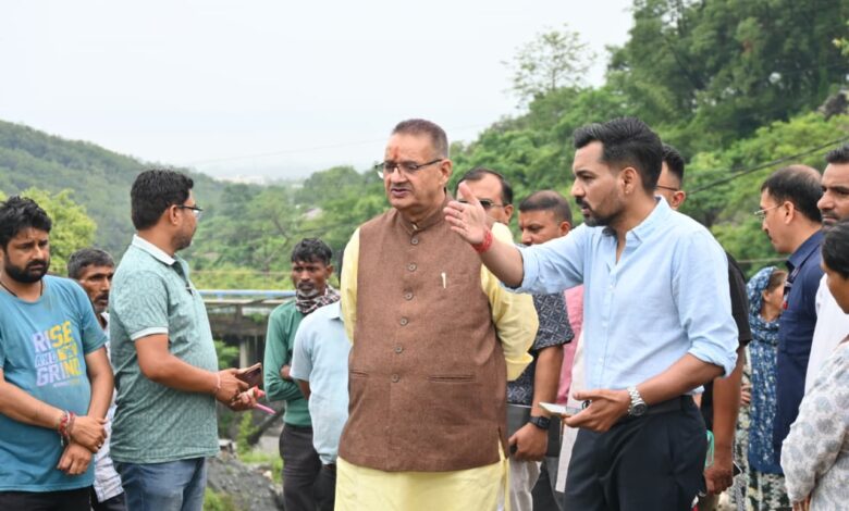 खालागांव में बरसात से क्षतिग्रस्त मार्ग का कैबिनेट मंत्री गणेश जोशी ने किया निरीक्षण, तत्काल पुनर्निर्माण के दिए निर्देश