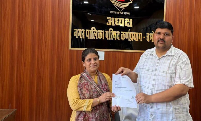 नगर पालिका कर्णप्रयाग के अध्यक्ष गणेश शाह ने बढ़ाया मदद का हाथ, असहाय परिवार को मिला सहारा नगर पालिका कर्णप्रयाग के अध्यक्ष गणेश शाह ने बढ़ाया मदद का हाथ, असहाय परिवार को मिला सहारा