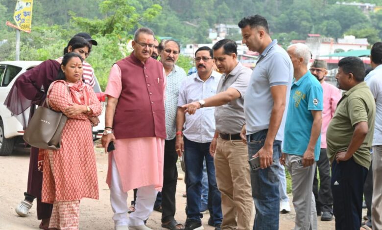 बरसात के दौरान आवागमन बाधित न हो, सुरक्षात्मक कार्य शीघ्र पूरे किए जाएं : कैबिनेट मंत्री गणेश जोशी