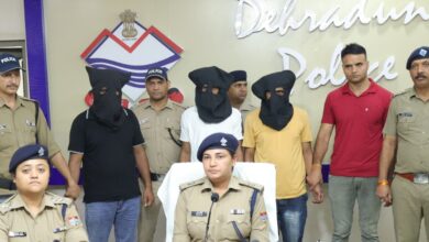 देहरादून ठेके के बाहर फायरिंग मामले में तीन आरोपी गिरफ्तार देहरादून ठेके के बाहर फायरिंग मामले में तीन आरोपी गिरफ्तार