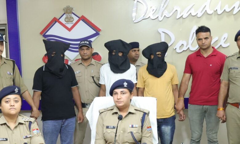 देहरादून ठेके के बाहर फायरिंग मामले में तीन आरोपी गिरफ्तार देहरादून ठेके के बाहर फायरिंग मामले में तीन आरोपी गिरफ्तार