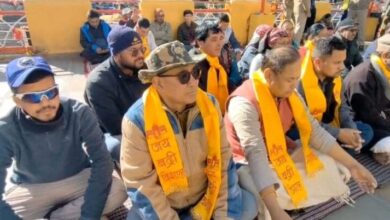 बदरीनाथ धाम में चढ़ावा हेराफेरी के आरोपों पर सियासत तेज, विधायक बुटोला मौन व्रत पर बैठे बदरीनाथ धाम में चढ़ावा हेराफेरी के आरोपों पर सियासत तेज, विधायक बुटोला मौन व्रत पर बैठे