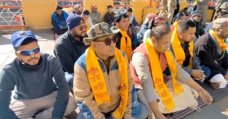 बदरीनाथ धाम में चढ़ावा हेराफेरी के आरोपों पर सियासत तेज, विधायक बुटोला मौन व्रत पर बैठे