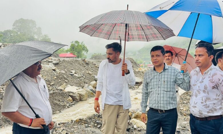 भारी बारिश के बीच ग्राउंड जीरो पर उतरे डीएम, कार्लीगाढ़, सहस्रधारा और सपेरा बस्ती का लिया जायजा, दिए सुरक्षा के सख्त निर्देश भारी बारिश के बीच ग्राउंड जीरो पर उतरे डीएम, कार्लीगाढ़, सहस्रधारा और सपेरा बस्ती का लिया जायजा, दिए सुरक्षा के सख्त निर्देश