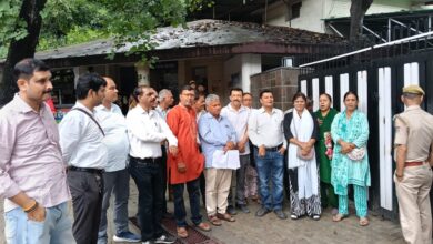 उत्तराखण्ड आन्दोलनकारियों के चिन्हीकरण को लेकर डीएम कार्यालय में बड़ा प्रदर्शन, जिलाधिकारी को ज्ञापन सौंपा