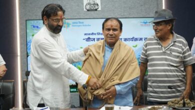 “बीज बम” अभियान पर्यावरण संरक्षण का सशक्त माध्यम : डॉ. धन सिंह रावत “बीज बम” अभियान पर्यावरण संरक्षण का सशक्त माध्यम : डॉ. धन सिंह रावत