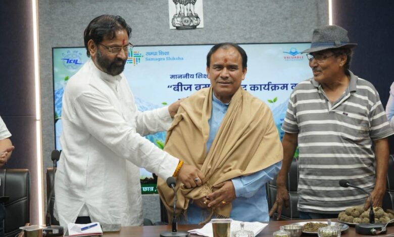 “बीज बम” अभियान पर्यावरण संरक्षण का सशक्त माध्यम : डॉ. धन सिंह रावत