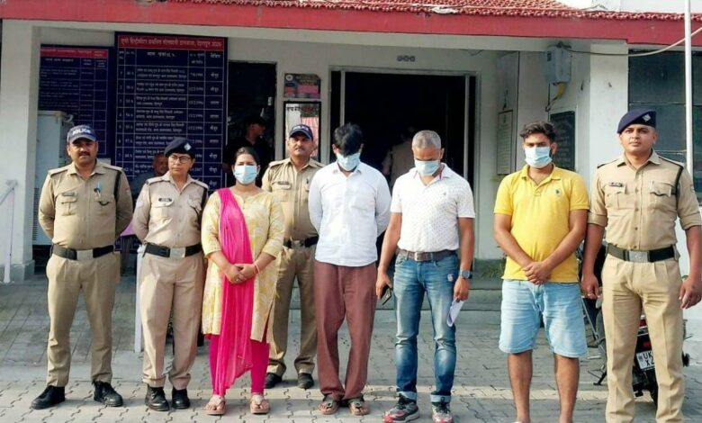 सार्वजनिक स्थान पर आपस में मारपीट कर लोक शांति भंग करने वाले 04 व्यक्तियों को पुलिस ने किया गिरफ्तार सार्वजनिक स्थान पर आपस में मारपीट कर लोक शांति भंग करने वाले 04 व्यक्तियों को पुलिस ने किया गिरफ्तार