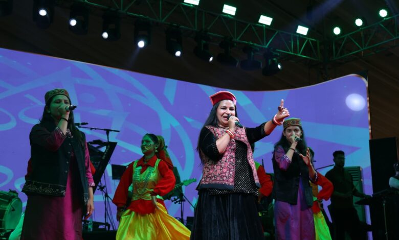 लोक संवर्धन पर्व के चौथे दिन पांडवास बैंड की मनमोहक लोक-फ्यूजन प्रस्तुति ने दर्शकों को किया मंत्रमुग्ध लोक संवर्धन पर्व के चौथे दिन पांडवास बैंड की मनमोहक लोक-फ्यूजन प्रस्तुति ने दर्शकों को किया मंत्रमुग्ध