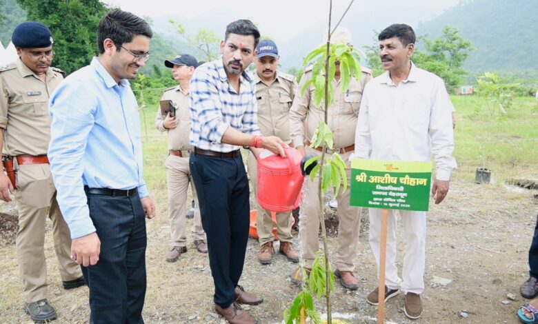 हरेला पर्व पर हरियाली का संकल्प: जिलाधिकारी डॉ0 आशीष चौहान ने किया वृक्षारोपण, कहा— पौधारोपण को बनाएं जन-आंदोलन हरेला पर्व पर हरियाली का संकल्प: जिलाधिकारी डॉ0 आशीष चौहान ने किया वृक्षारोपण, कहा— पौधारोपण को बनाएं जन-आंदोलन
