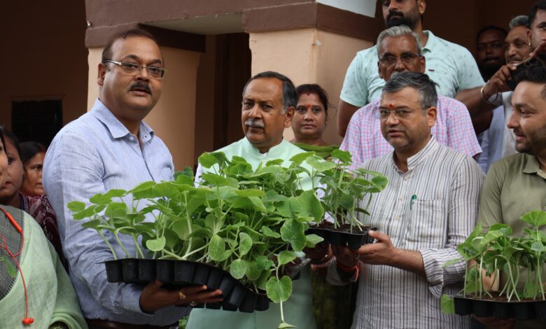 हरेला पर्व पर नगर निगम का हरित संकल्प: महापौर सौरभ थपलियाल एवम नगर आयुक्त महोदय ने किया अभियान का शुभारम्भ, मिशन पोषण संकल्प के तहत लाखों सब्जी पौधों के वितरण की शुरुआत