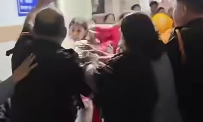 दून अस्पताल में इलाज को लेकर बवाल, गार्ड पर बोतल से हमला दून अस्पताल में इलाज को लेकर बवाल, गार्ड पर बोतल से हमला