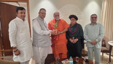 नई दिल्ली में महामंडलेश्वर यज्ञमूर्ति स्वामी डॉ. सुमनानंद गिरि जी महाराज एवं साध्वी गुरुदीदी मीनाक्षी भैरवी ने कैबिनेट मंत्री गणेश जोशी से की शिष्टाचार भेंट नई दिल्ली में महामंडलेश्वर यज्ञमूर्ति स्वामी डॉ. सुमनानंद गिरि जी महाराज एवं साध्वी गुरुदीदी मीनाक्षी भैरवी ने कैबिनेट मंत्री गणेश जोशी से की शिष्टाचार भेंट