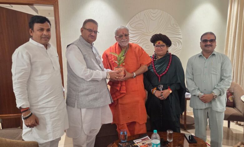 नई दिल्ली में महामंडलेश्वर यज्ञमूर्ति स्वामी डॉ. सुमनानंद गिरि जी महाराज एवं साध्वी गुरुदीदी मीनाक्षी भैरवी ने कैबिनेट मंत्री गणेश जोशी से की शिष्टाचार भेंट नई दिल्ली में महामंडलेश्वर यज्ञमूर्ति स्वामी डॉ. सुमनानंद गिरि जी महाराज एवं साध्वी गुरुदीदी मीनाक्षी भैरवी ने कैबिनेट मंत्री गणेश जोशी से की शिष्टाचार भेंट
