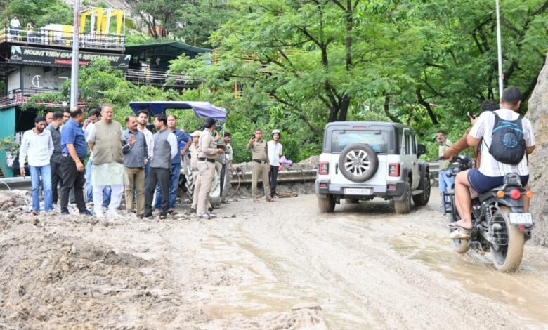 देहरादून-मसूरी मार्ग के क्षतिग्रस्त मार्ग का मंत्री गणेश जोशी ने किया निरीक्षण, पुनर्निर्माण में तेजी के निर्देश देहरादून-मसूरी मार्ग के क्षतिग्रस्त मार्ग का मंत्री गणेश जोशी ने किया निरीक्षण, पुनर्निर्माण में तेजी के निर्देश