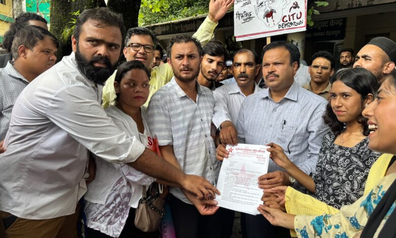 संसद मार्च के दौरान छात्रों पर हुए बर्बर लाठीचार्ज के विरोध में देहरादून में विशाल प्रदर्शन एवं मार्च, राष्ट्रपति के नाम जिलाधिकारी को सौंपा गया ज्ञापन संसद मार्च के दौरान छात्रों पर हुए बर्बर लाठीचार्ज के विरोध में देहरादून में विशाल प्रदर्शन एवं मार्च, राष्ट्रपति के नाम जिलाधिकारी को सौंपा गया ज्ञापन