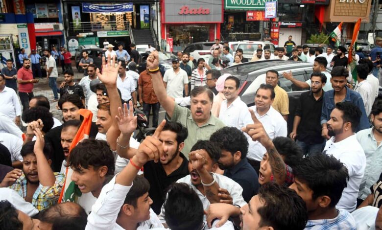 कांग्रेस कार्यालय के घेराव का प्रयास कर भाजपा प्रदेश अध्यक्ष महेन्द्र भट्ट ने साबित की ’’उल्टा चोर कोतवाल को डांटे’’ वाली कहावत। अपनी जिम्मेदारियों से भाग रही है भाजपा सरकारेंः- गणेश गोदियाल कांग्रेस कार्यालय के घेराव का प्रयास कर भाजपा प्रदेश अध्यक्ष महेन्द्र भट्ट ने साबित की ’’उल्टा चोर कोतवाल को डांटे’’ वाली कहावत। अपनी जिम्मेदारियों से भाग रही है भाजपा सरकारेंः- गणेश गोदियाल