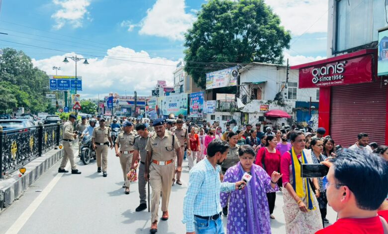 नर्सिंग एकता मंच का मंत्री आवास कूच, बैरिकेड पर रोके गए प्रदर्शनकारी, गिरफ्तारी के दौरान नर्सिंग अभ्यर्थी ने नस काटने का किया प्रयास