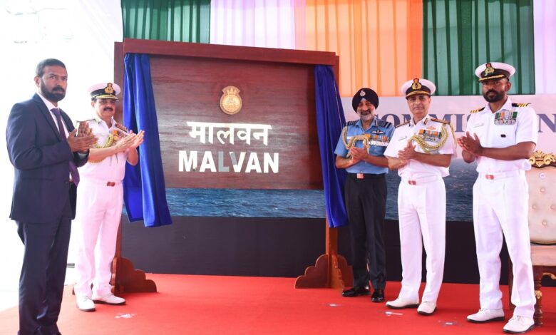 भारतीय नौसेना ने माहे श्रेणी के पनडुब्बी रोधी उथले पानी के पोतों में से दूसरे, आईएनएस मालवन को कमीशन किया