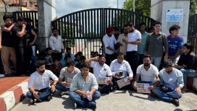 उत्तराखंड प्रौद्योगिकी विश्वविद्यालय में पेपर लीक के विरोध में प्रदर्शन एवं ज्ञापन उत्तराखंड प्रौद्योगिकी विश्वविद्यालय में पेपर लीक के विरोध में प्रदर्शन एवं ज्ञापन