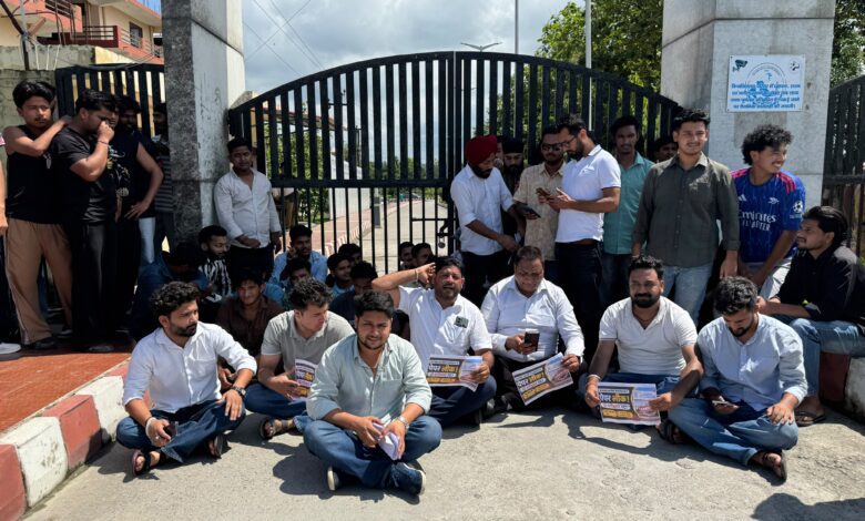 उत्तराखंड प्रौद्योगिकी विश्वविद्यालय में पेपर लीक के विरोध में प्रदर्शन एवं ज्ञापन उत्तराखंड प्रौद्योगिकी विश्वविद्यालय में पेपर लीक के विरोध में प्रदर्शन एवं ज्ञापन